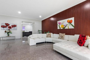 5 Bdrms Loemans Lodge - Close to Calder Park, Melb Airport